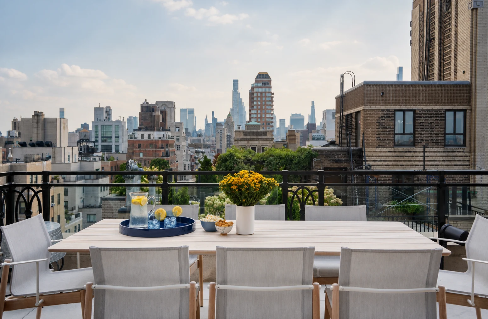 Upper East Side Penthouse Triplex dining terrace with Manhattan skyline in Upper East Side, New York City, built by Hobbs Inc.